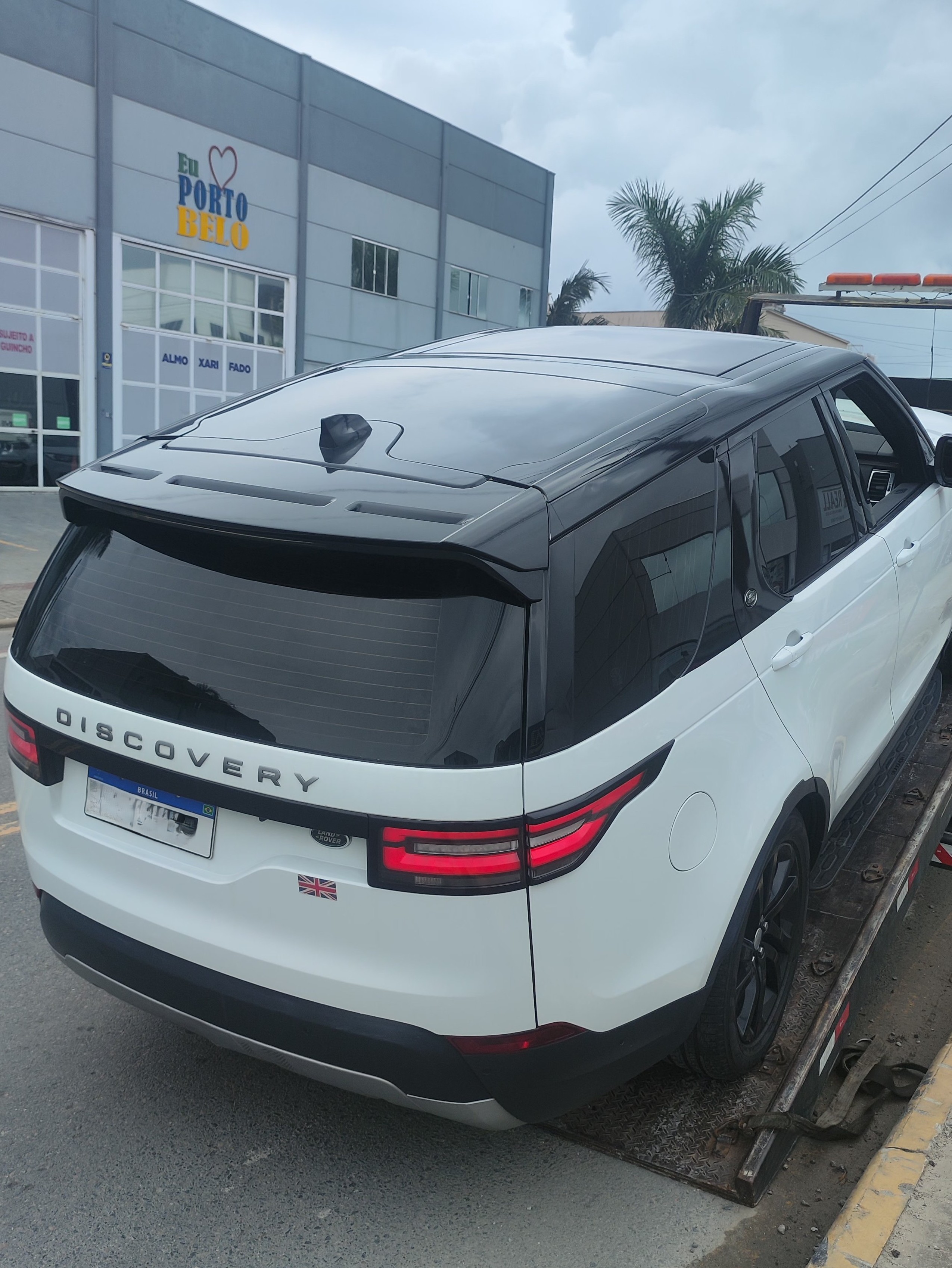 Guincho resgatando carro